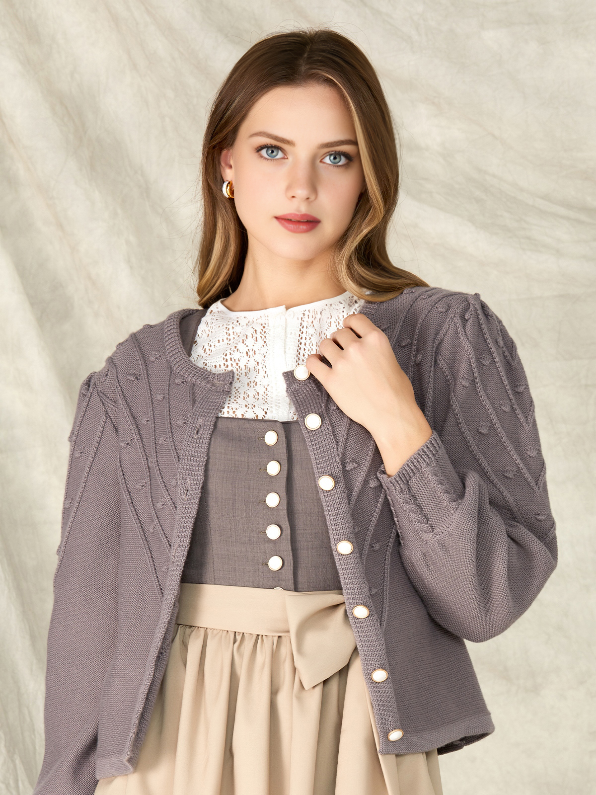 Modernes Dirndl mit Strickjacke in Grau