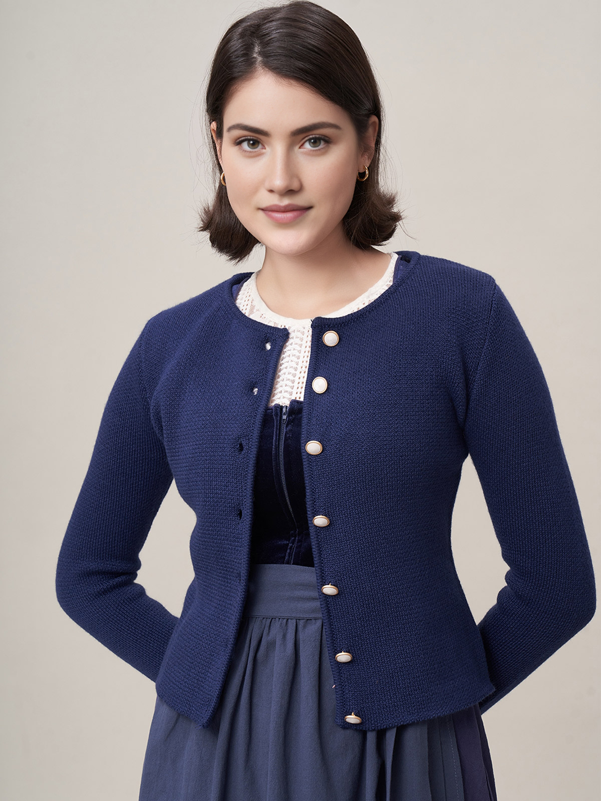 Ein elegantes blaues Blusen Dirndl mit feiner Stickerei