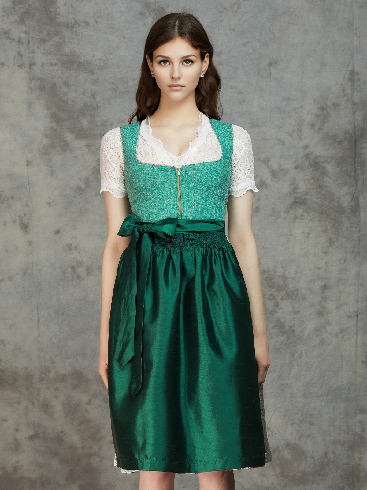 Dirndl in Blau – ein Beispiel für moderne Farbvariationen