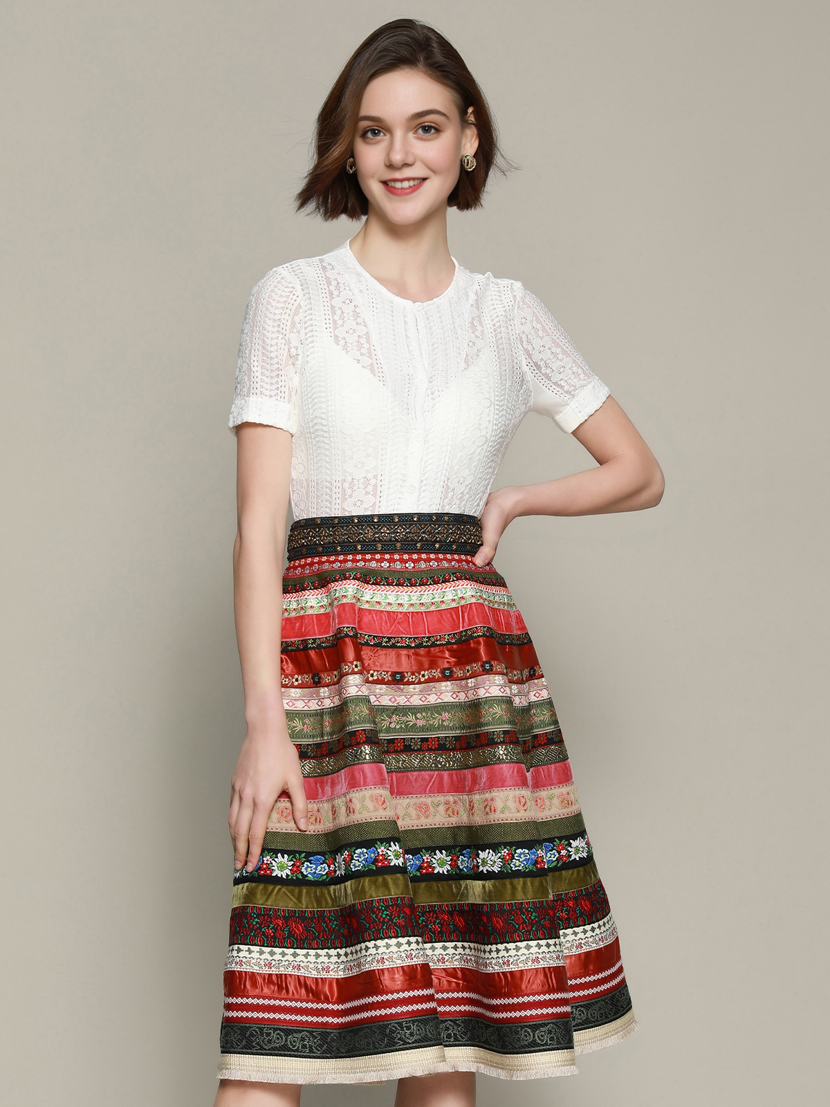 Modernes Dirndl in Rot mit floralen Details