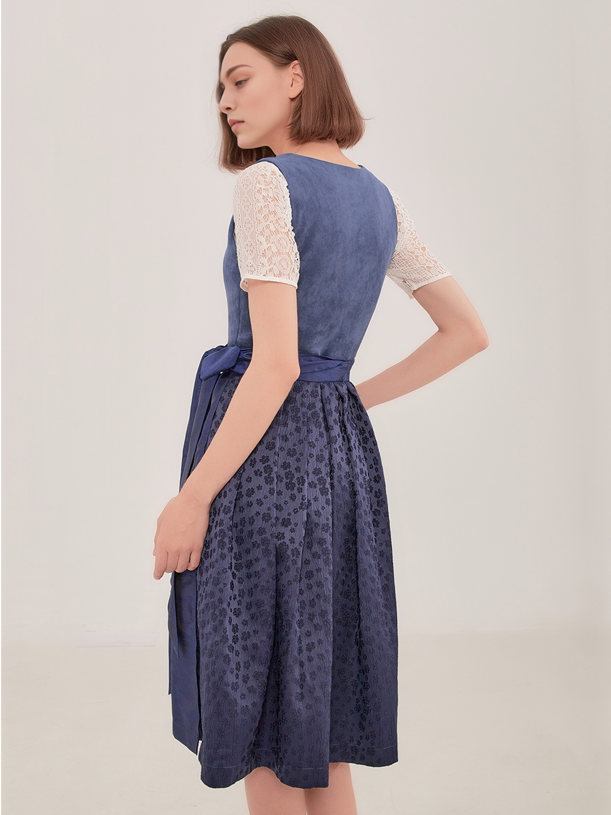 Graues Samt-Dirndl mit blauer Schürze
