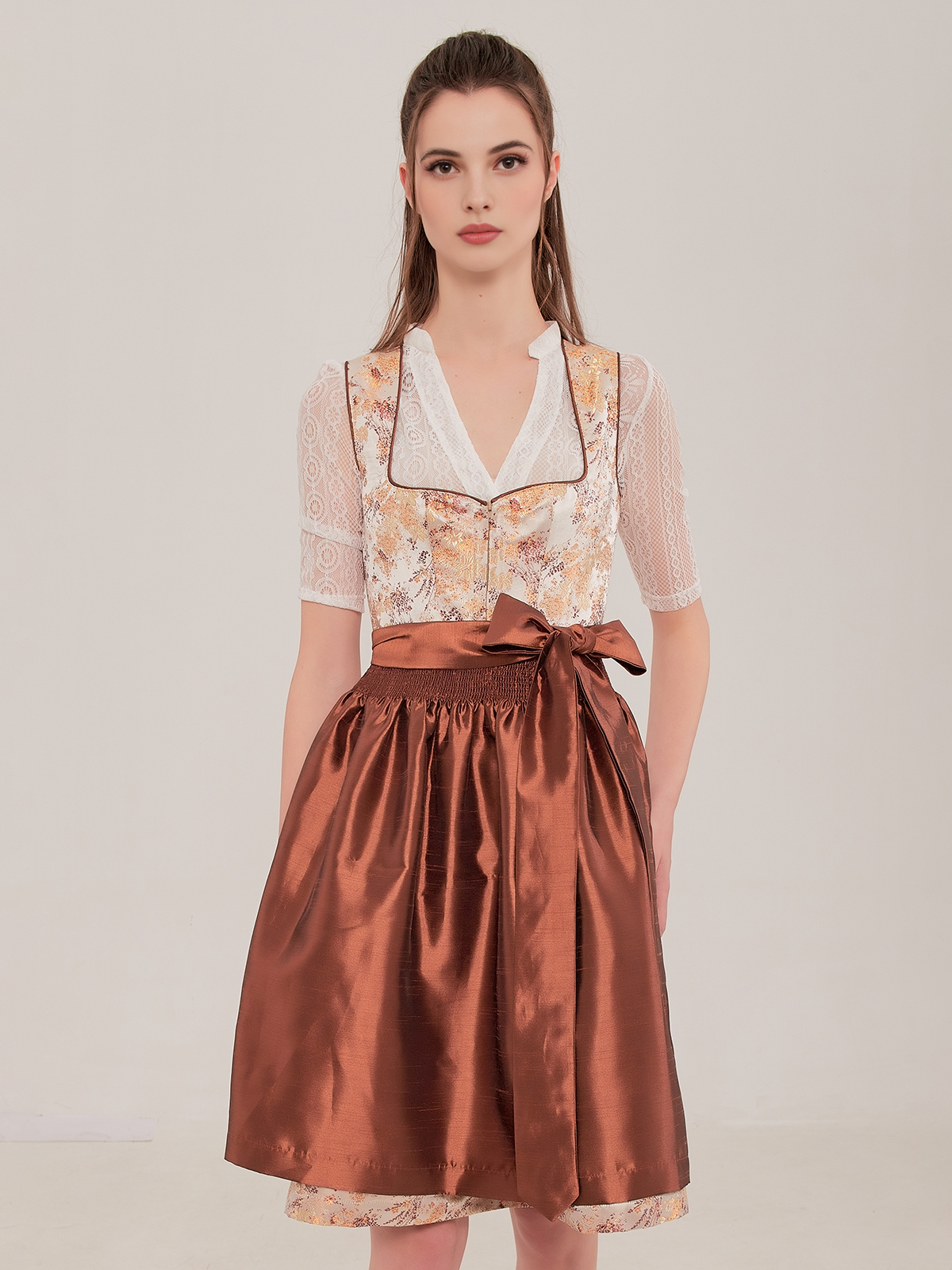 Elegantes dunkelblaues Dirndl mit floralen Details