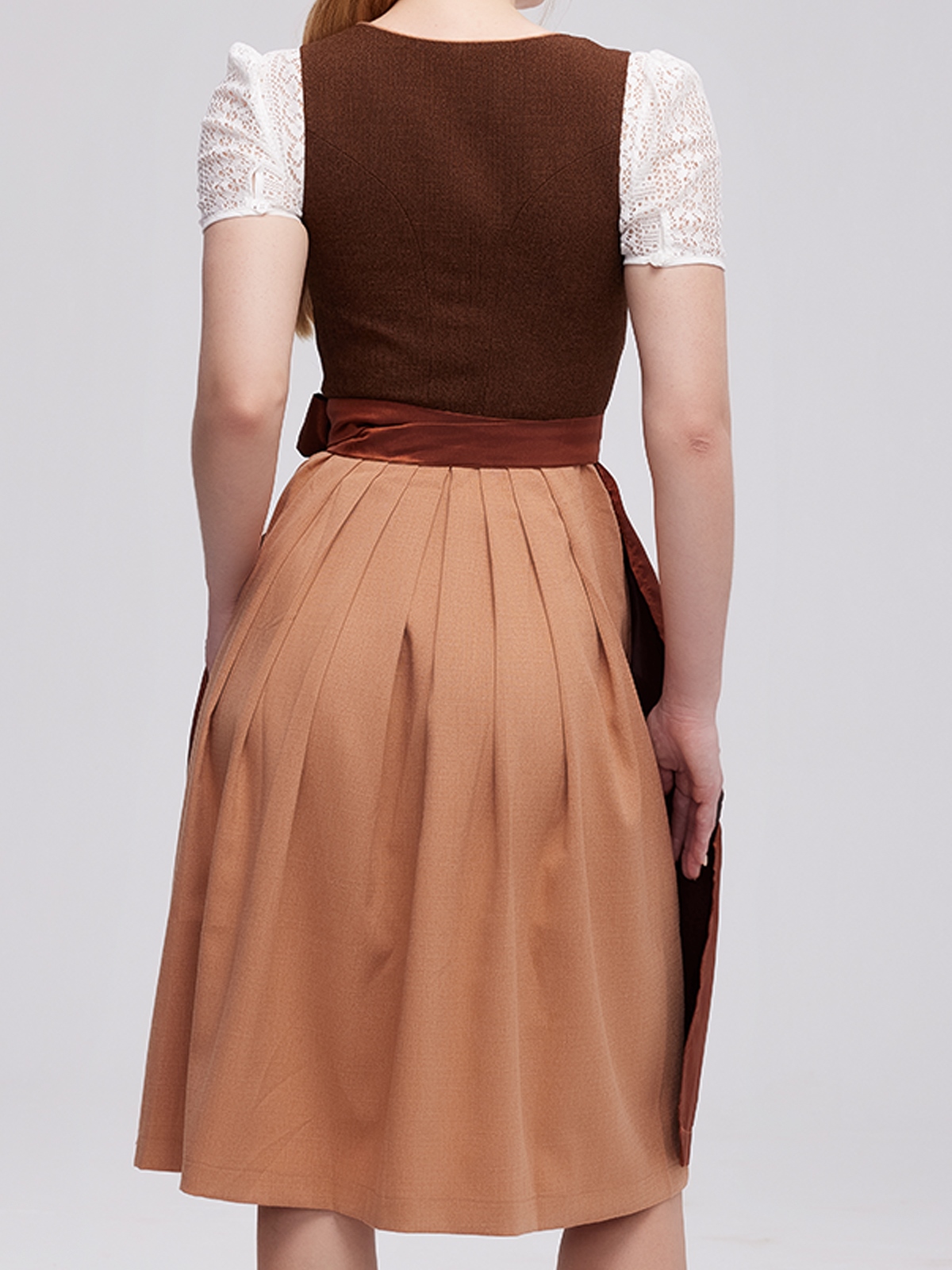 Ein elegantes braunes Dirndl mit traditionellen Details