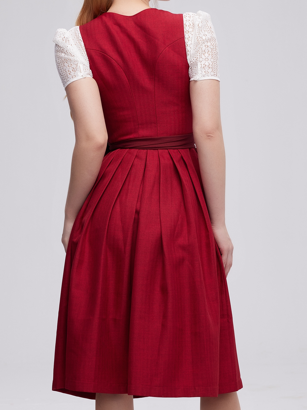 Dirndl in Rot – Eleganz und Tradition vereint