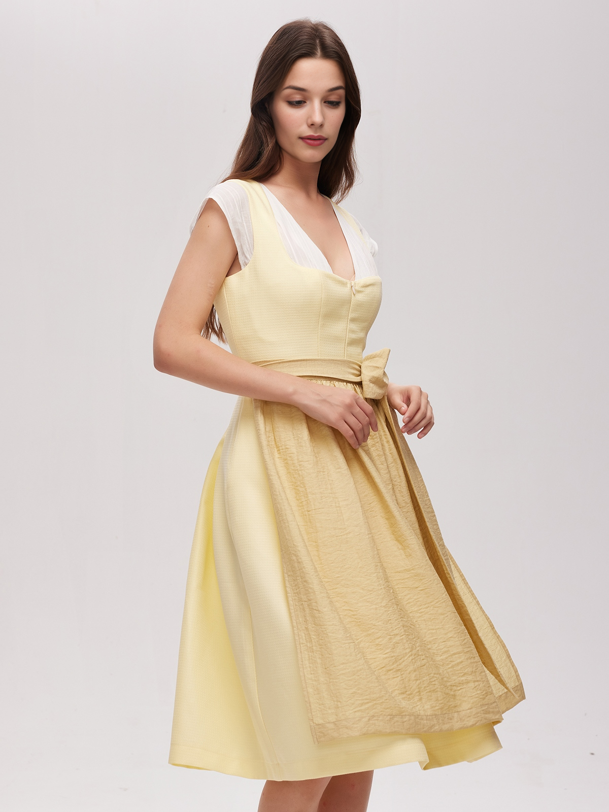 Ein wunderschönes hellblaues Dirndl mit floralen Details
