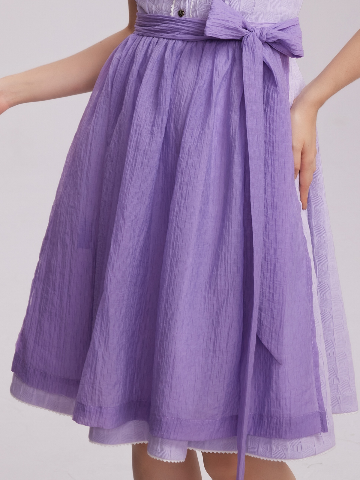 Traditionelles lila Dirndl mit floralen Mustern