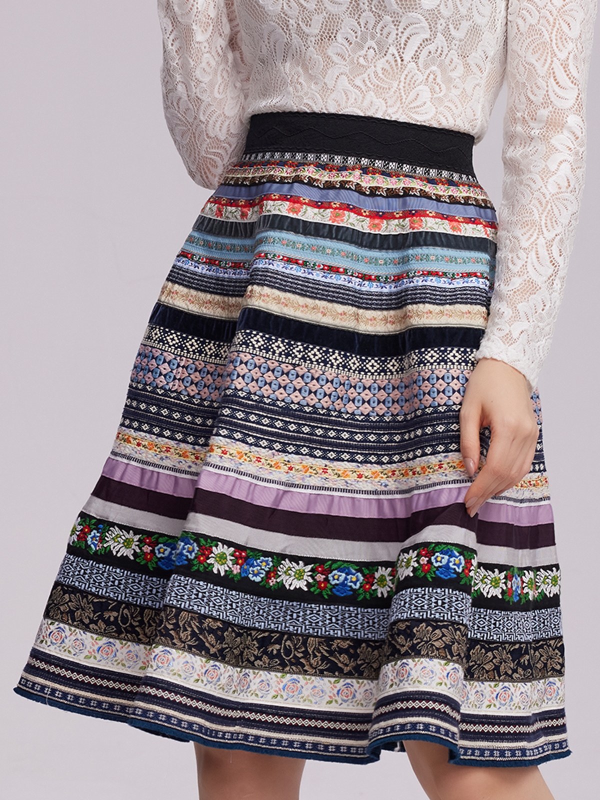 Dirndl Pink Rosa mit floralen Details