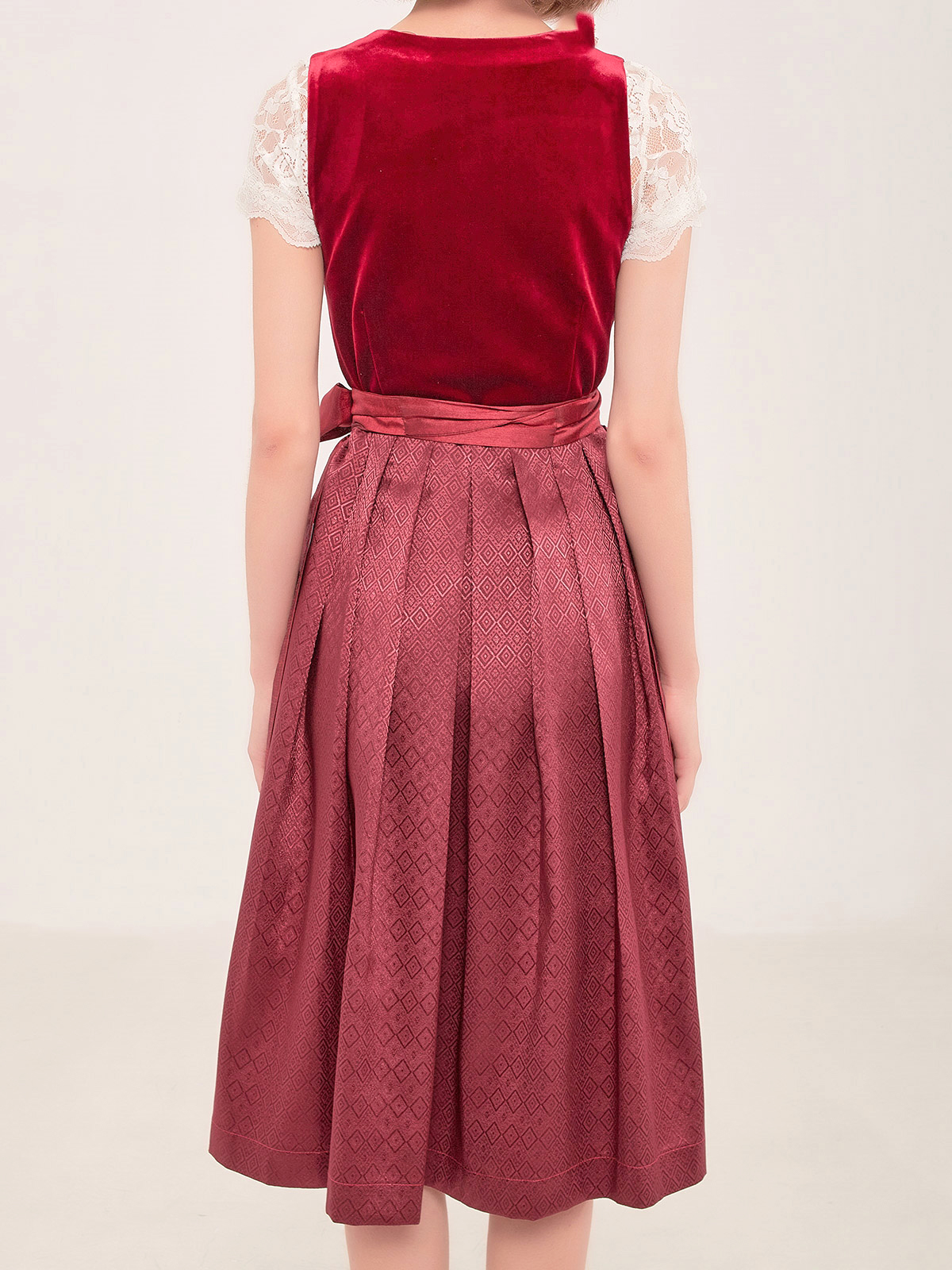Ein traumhaftes rotes Dirndl – Inspiration für Ihren nächsten Look