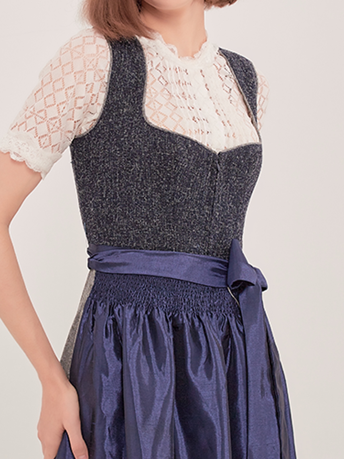 Grünes Dirndl mit blumiger Schürze
