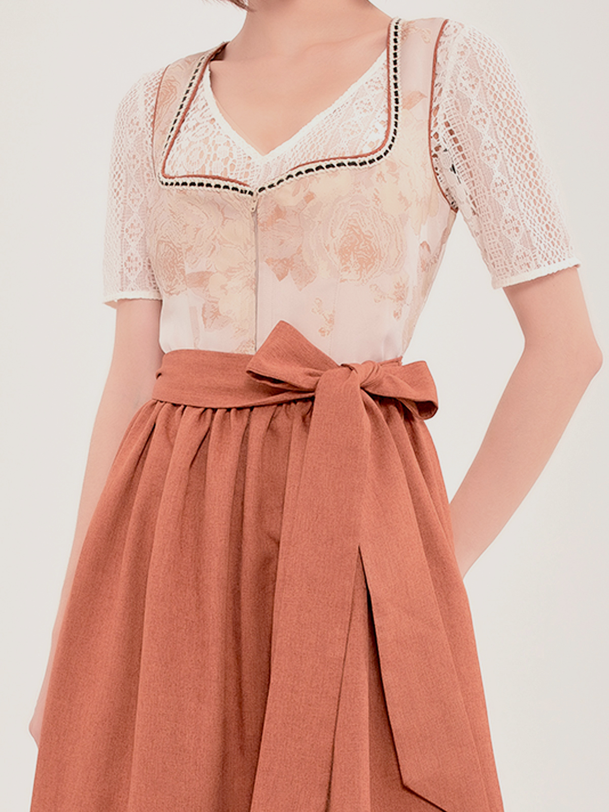 Gelb Dirndl mit überraschenden Details