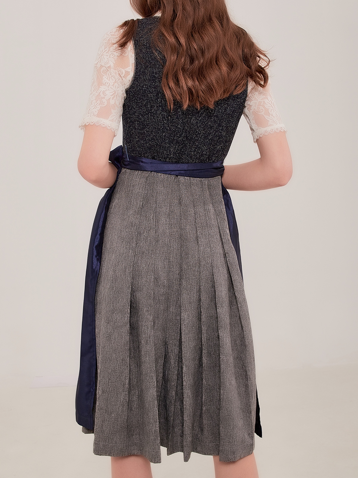 Petite Dirndl in Blau mit feinen Details