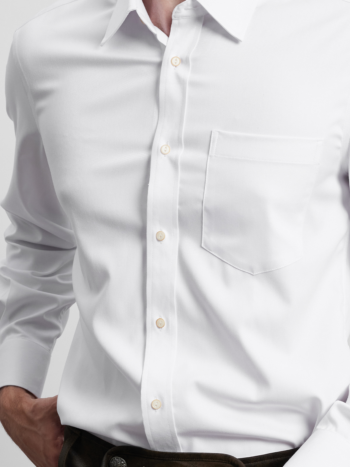 Ein elegantes weißes Dirndl mit traditioneller Schürze