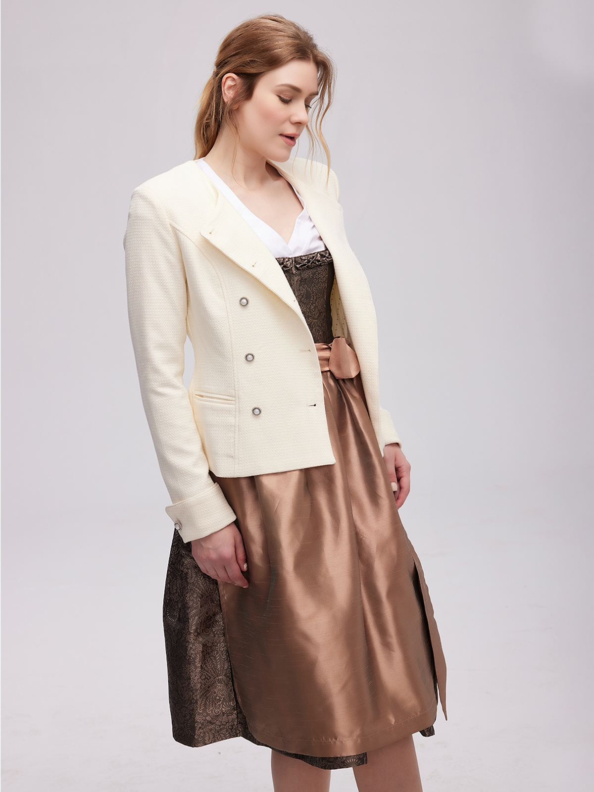 Traditionelles Dirndl in Weiß mit feinen Stickereien