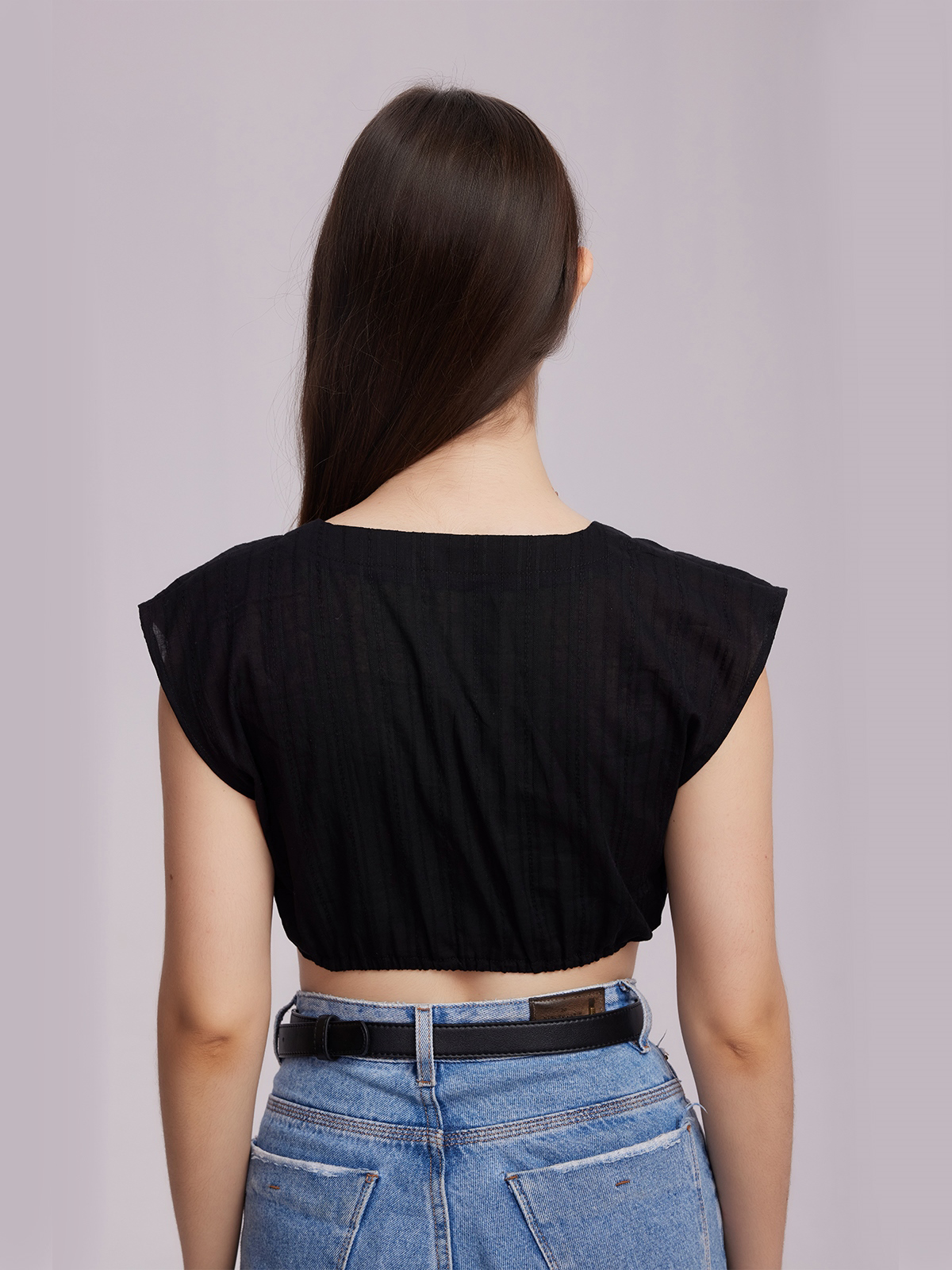 Elegantes schwarzes Dirndl mit weißer Bluse