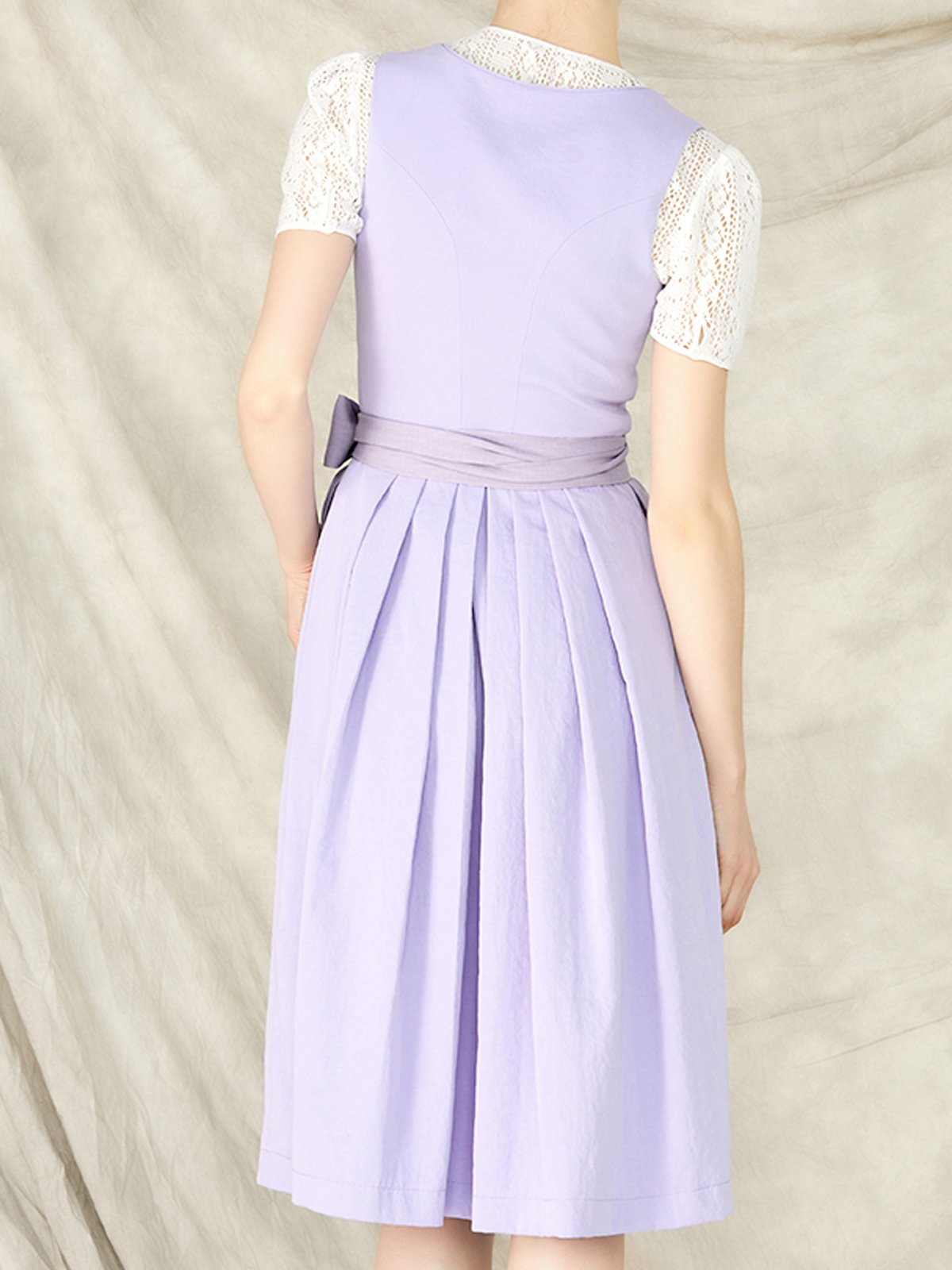 Ein rot-schwarzes Dirndl mit raffinierten Details
