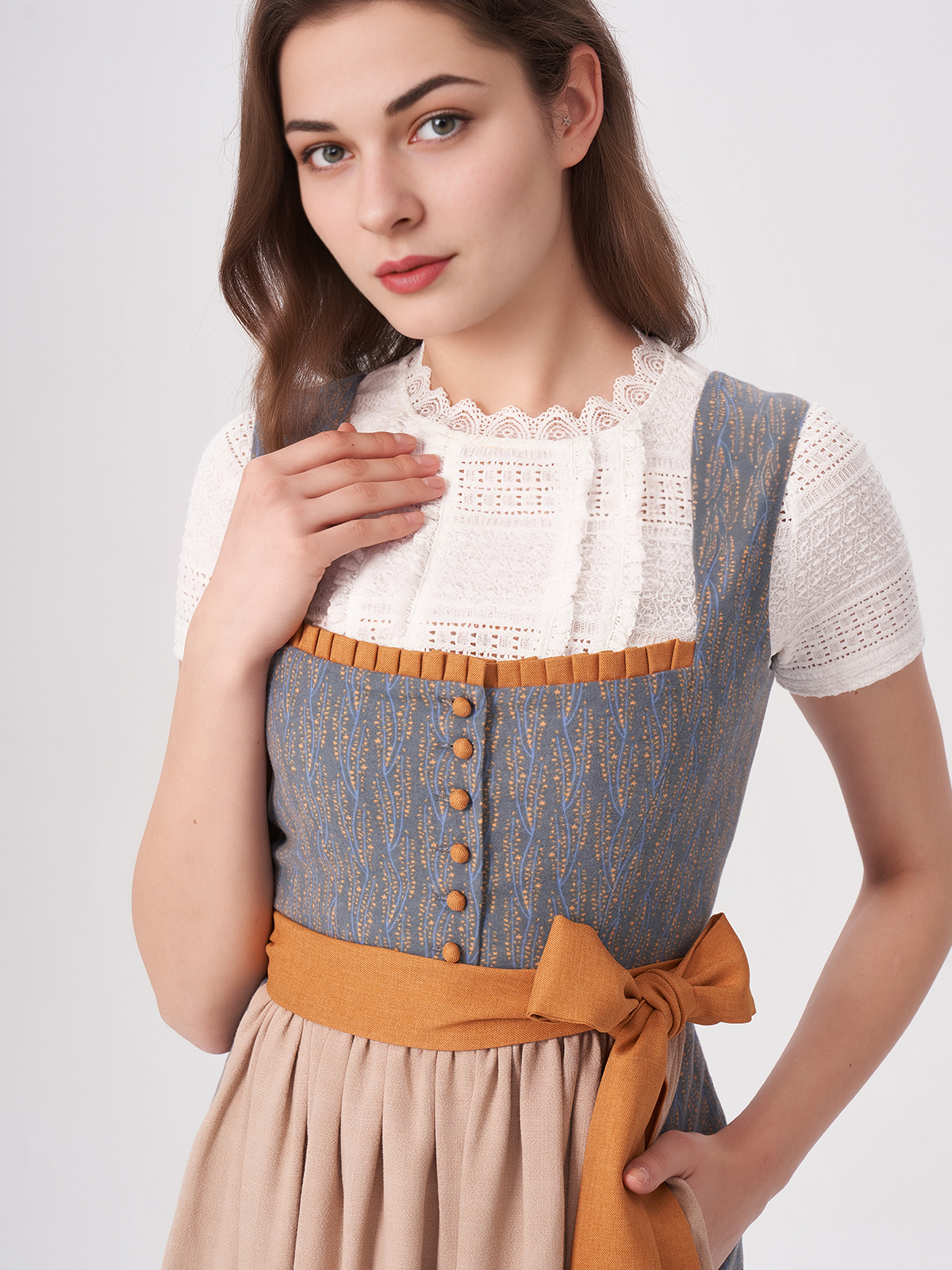 Dunkelgrünes Dirndl mit floralen Details