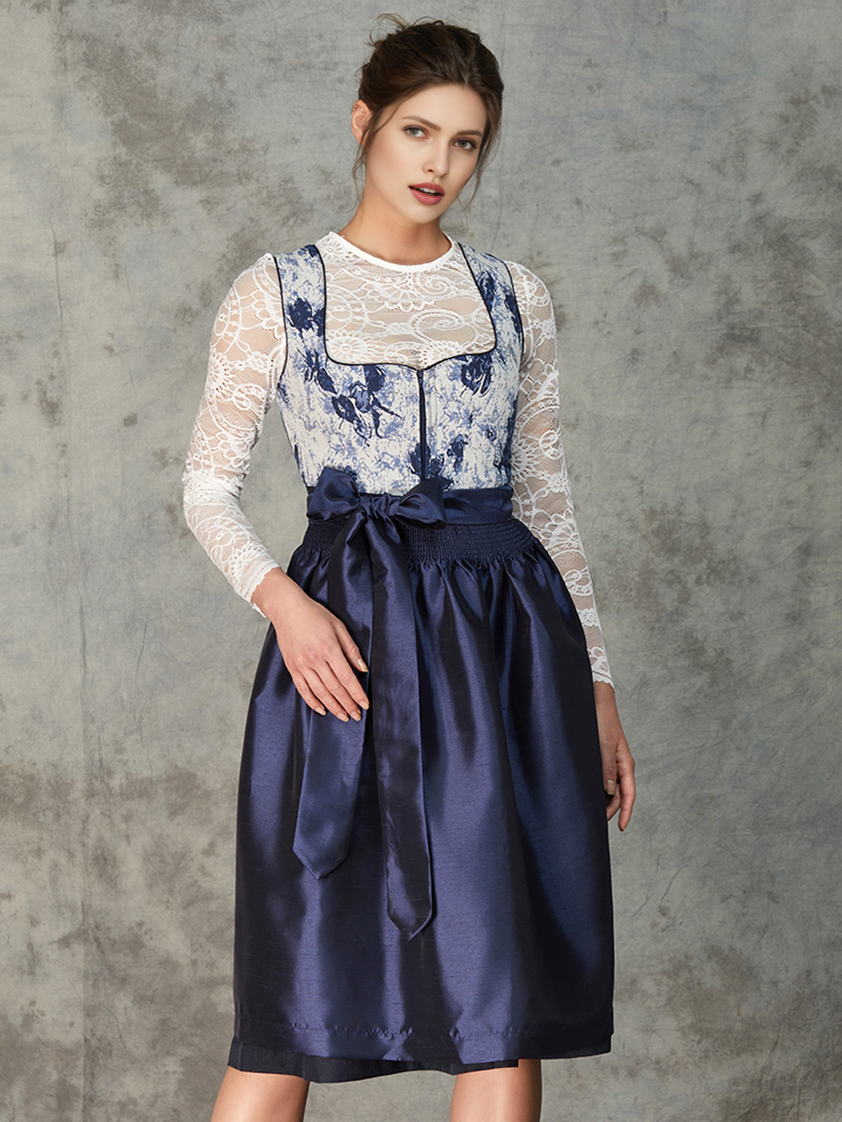 Dirndl blau schlicht – minimalistisch und elegant
