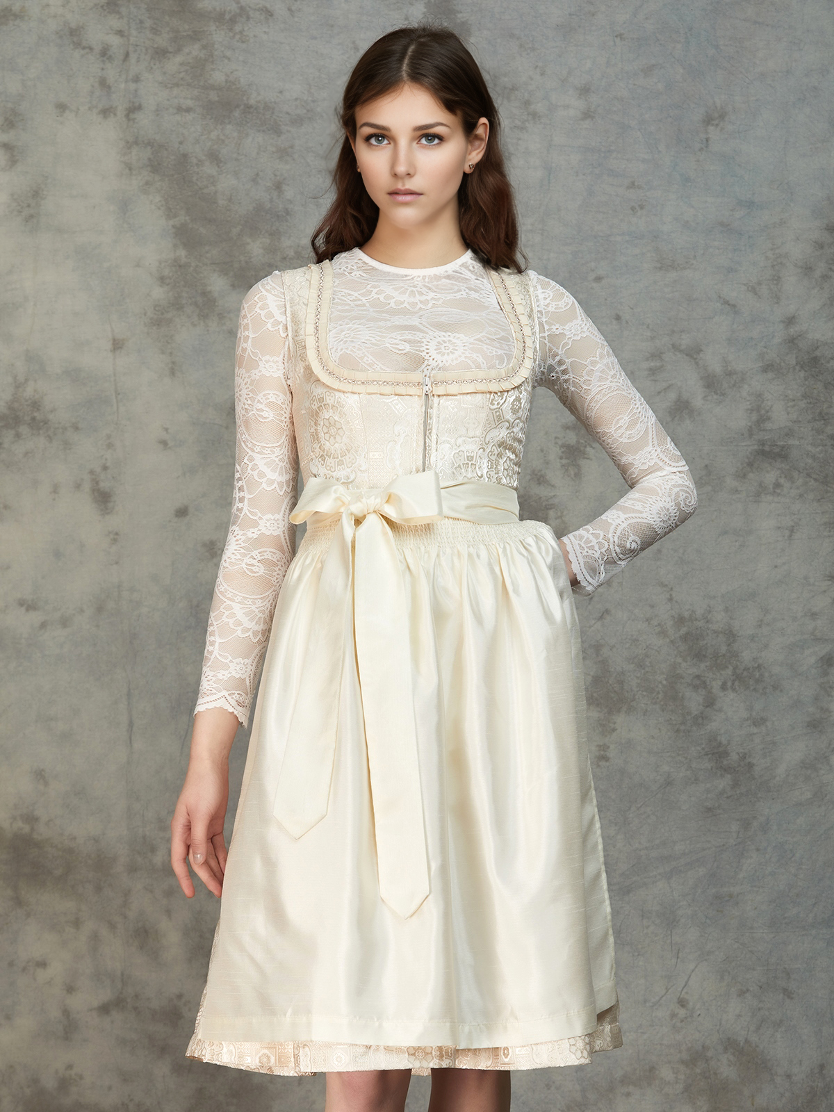 Dirndl mit Ausschnitt in Weiß
