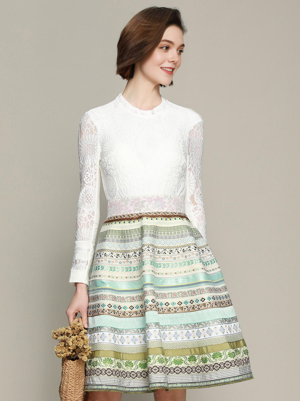 Olivgrünes Dirndl mit Stickereien