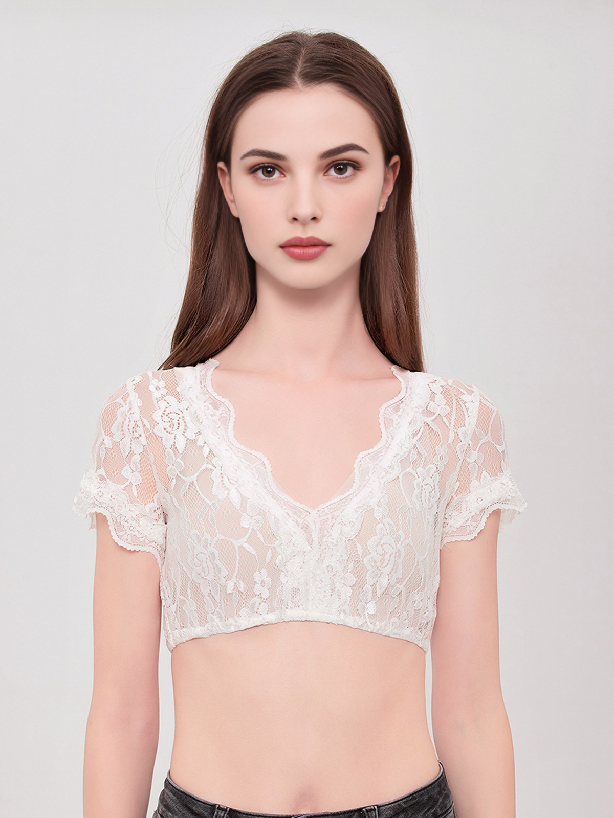 Ein elegantes schwarzes kurzes Dirndl mit weißer Bluse