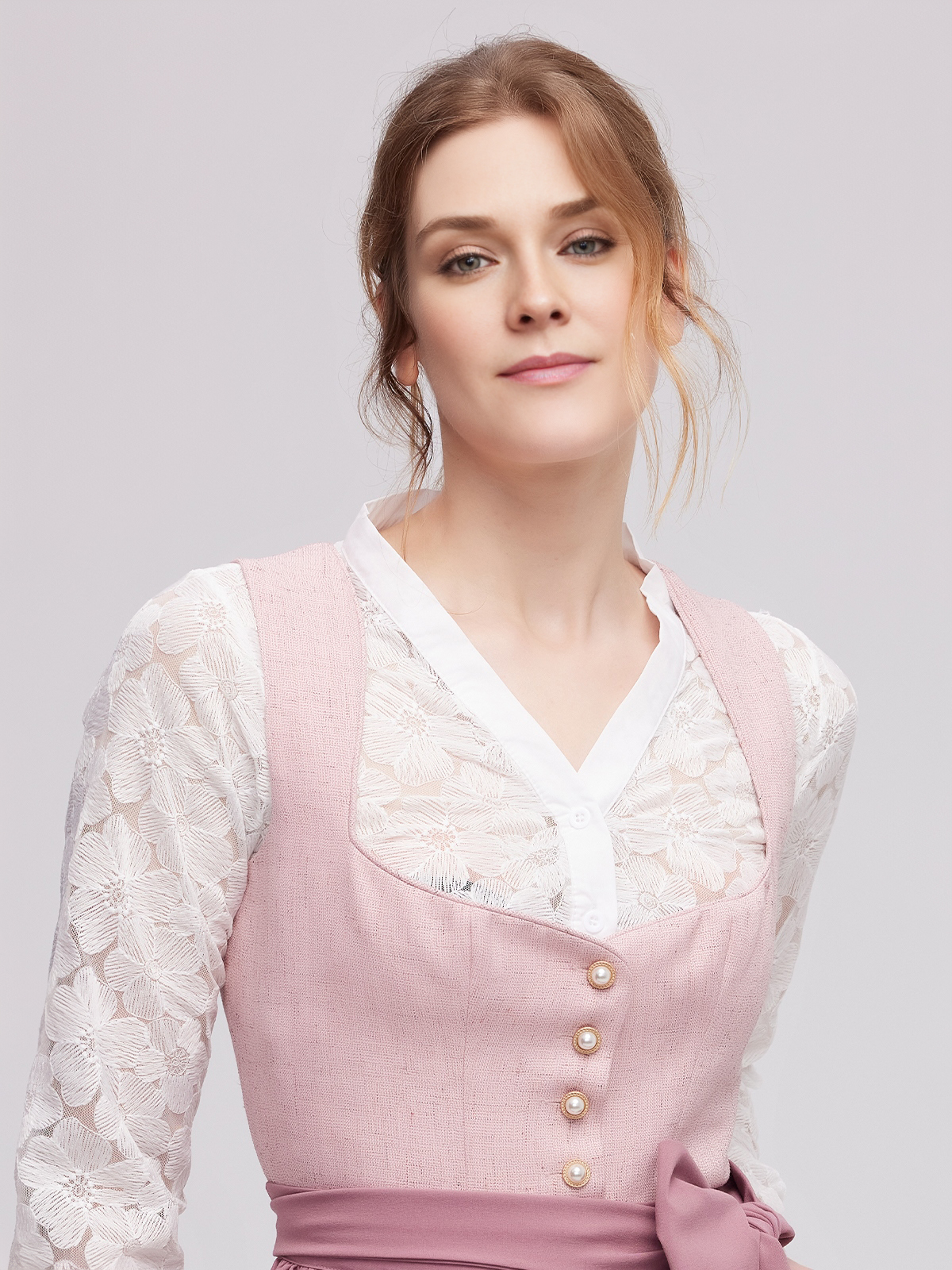 Dirndl in Rosa mit floralen Details