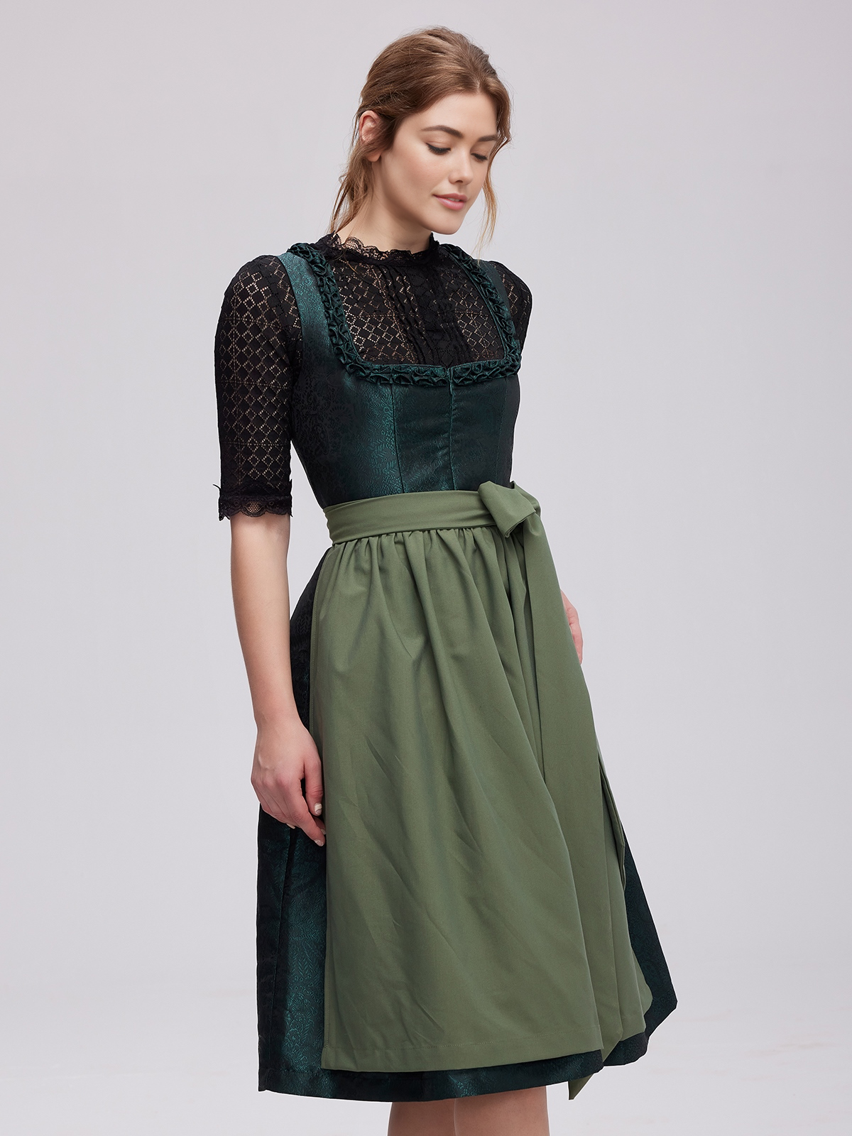 Schwarzes kurzes Dirndl mit grüner Schürze