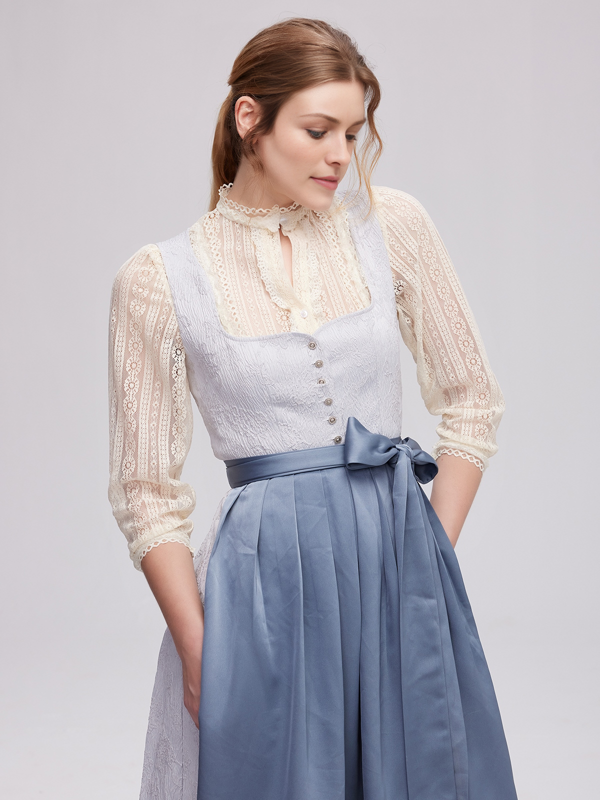 Dirndl in violettem Samt