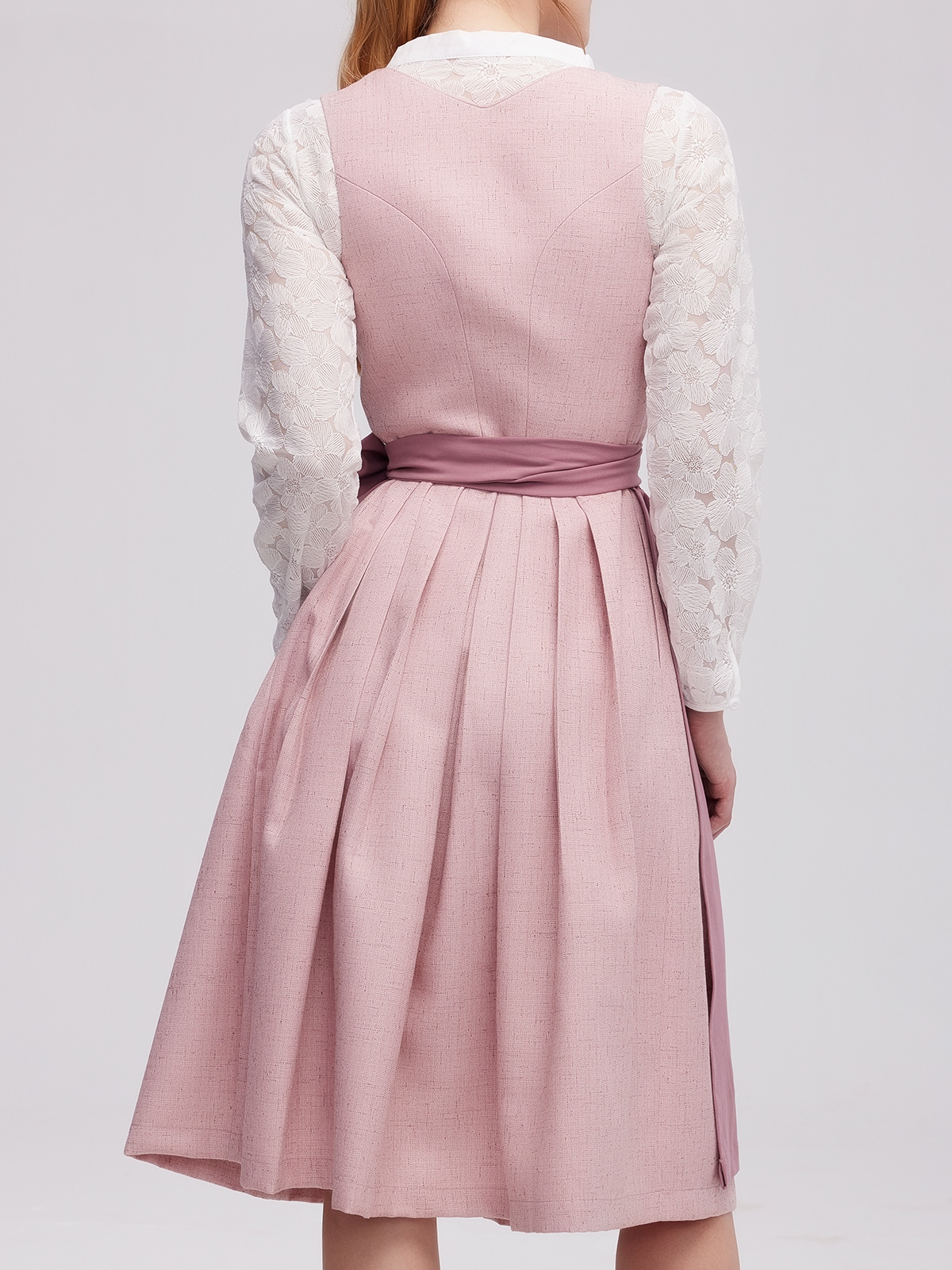 Ein graues Samt-Dirndl mit Spitzenbesatz – perfekt für festliche Anlässe