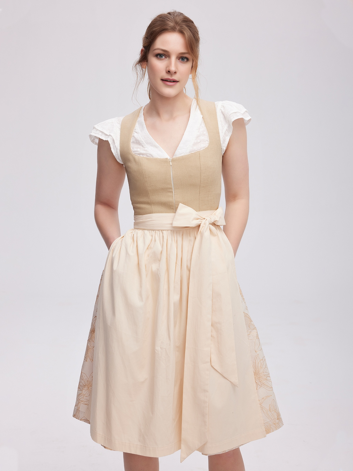 Dirndl in Braun mit traditioneller Schnürung