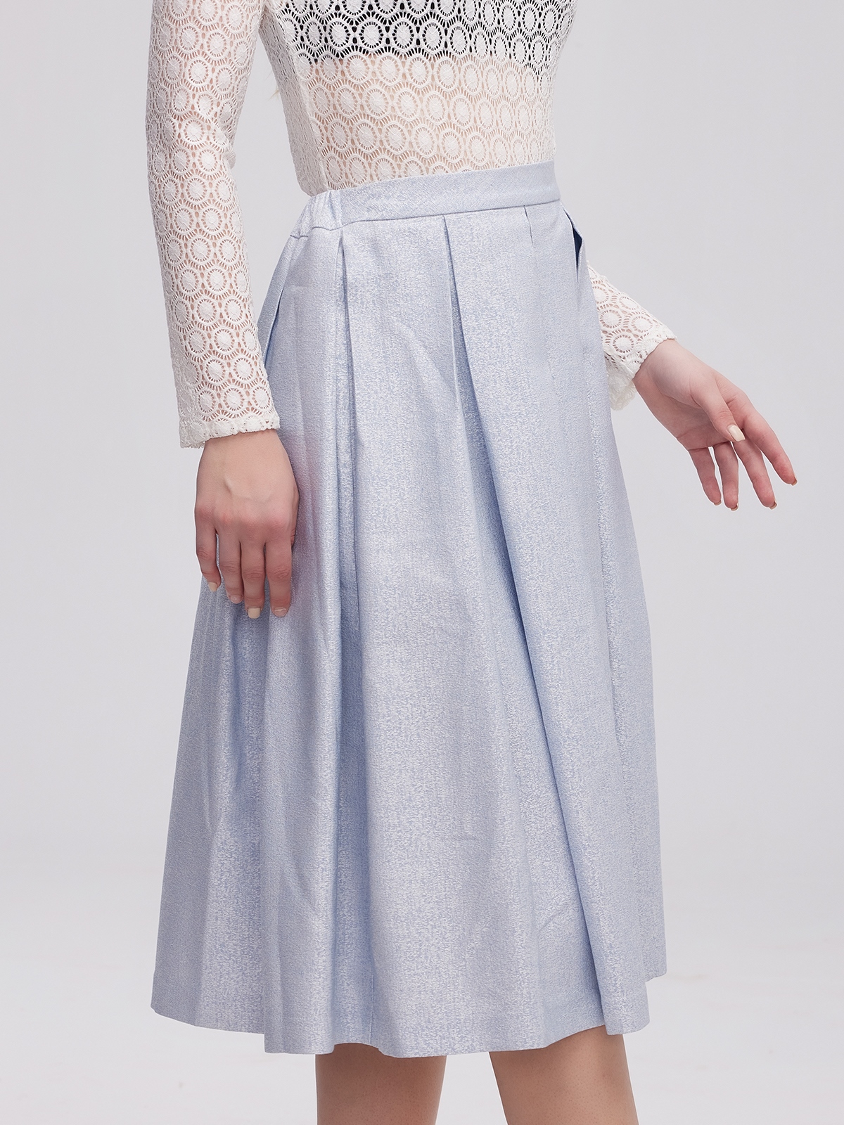 Dirndl in Blau mit floralen Details