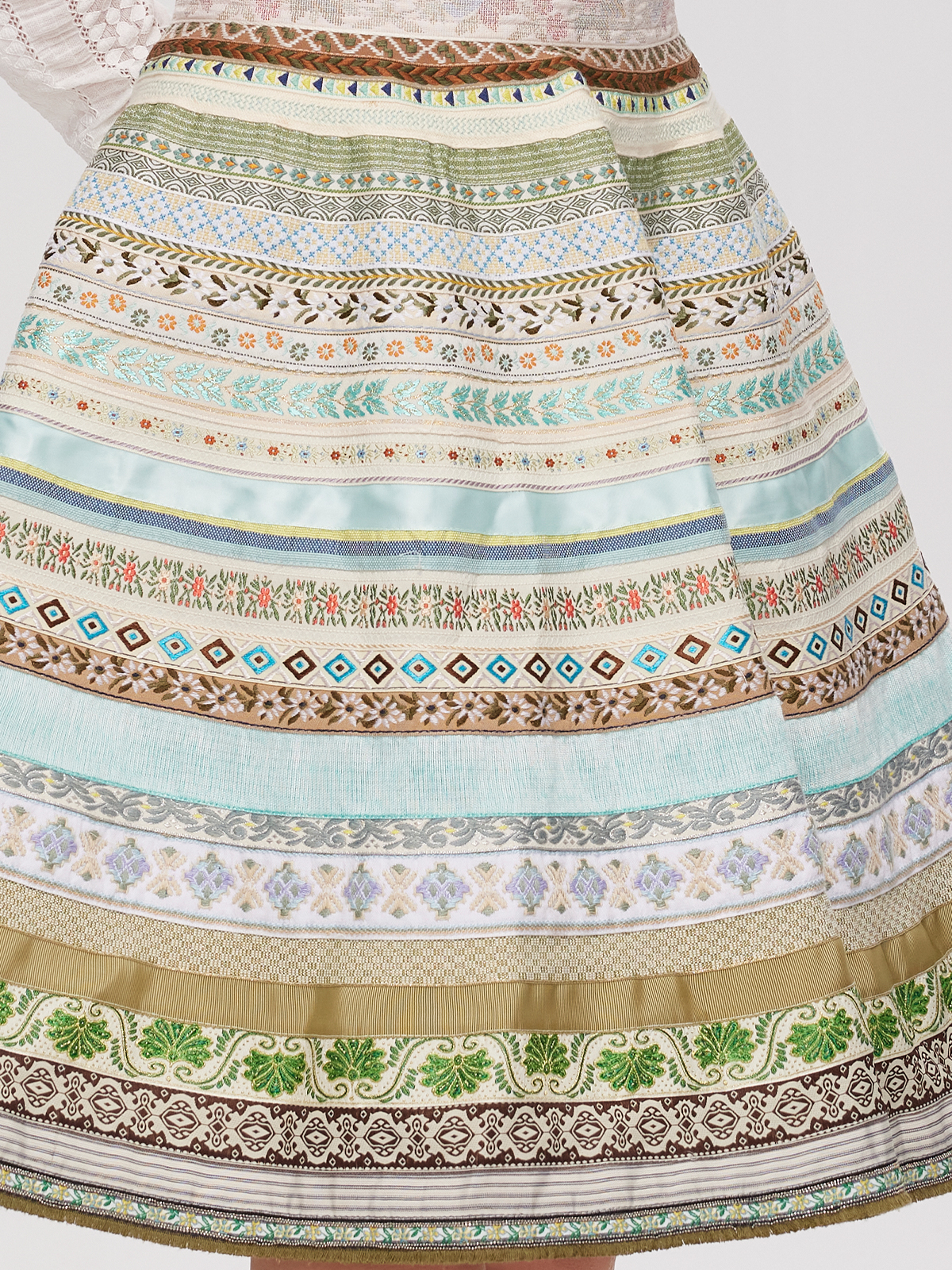 Modernes grünes Dirndl mit floralen Details