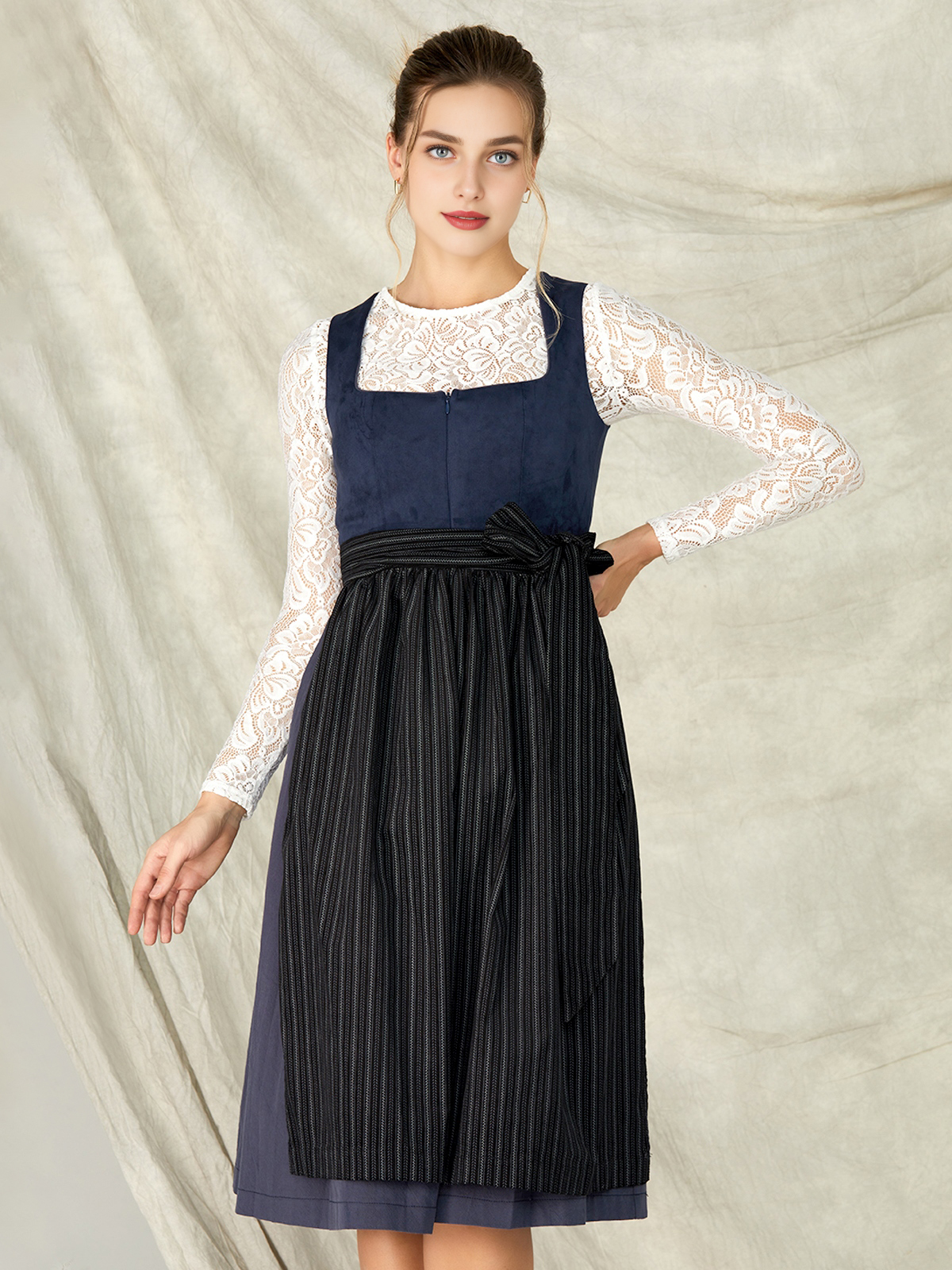 Rosa Dirndl mit blauer Schürze