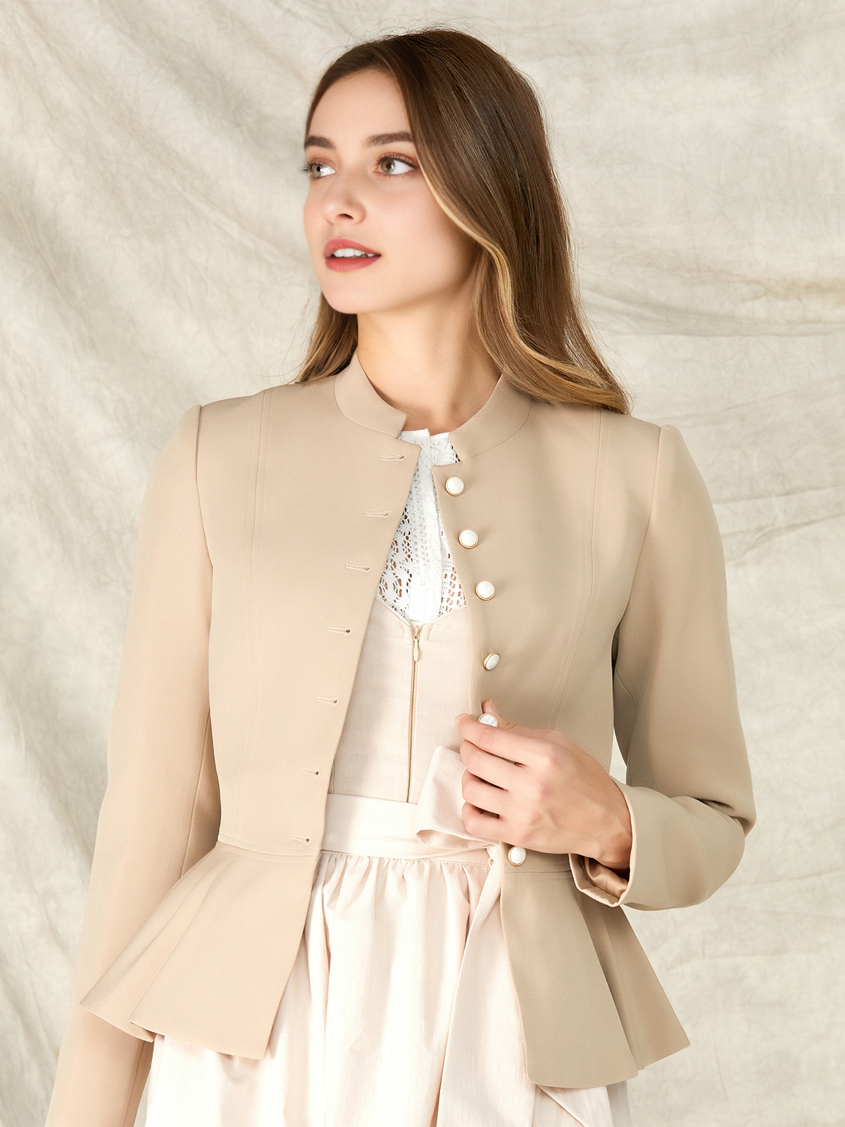 Dirndl in Braun mit traditionellem Schnitt