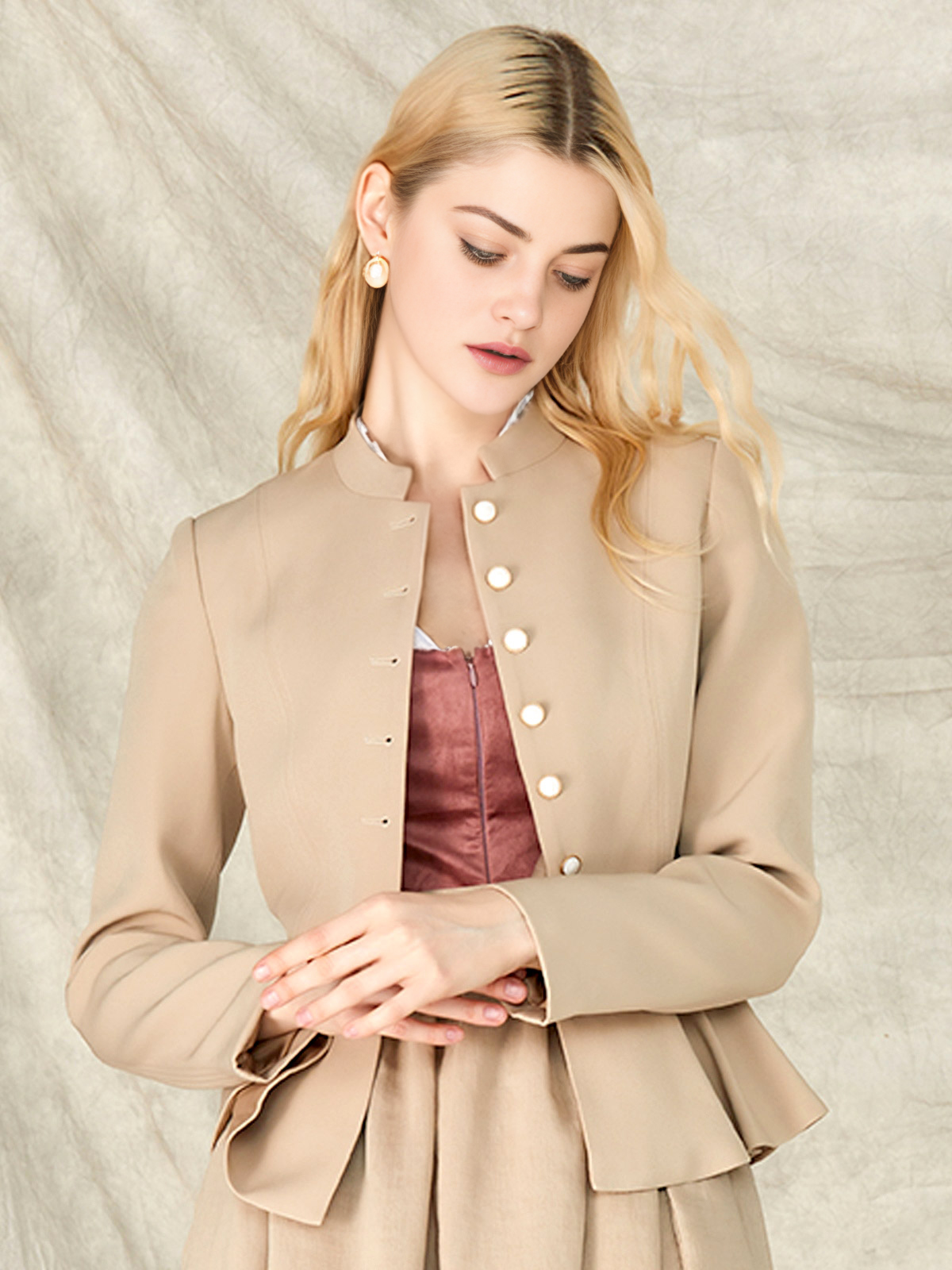 Dirndl mit brauner Jacke – perfekt für herbstliche Anlässe