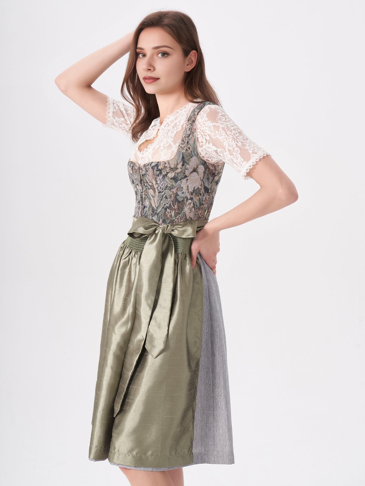 Modernes grünes Dirndl mit floralen Details