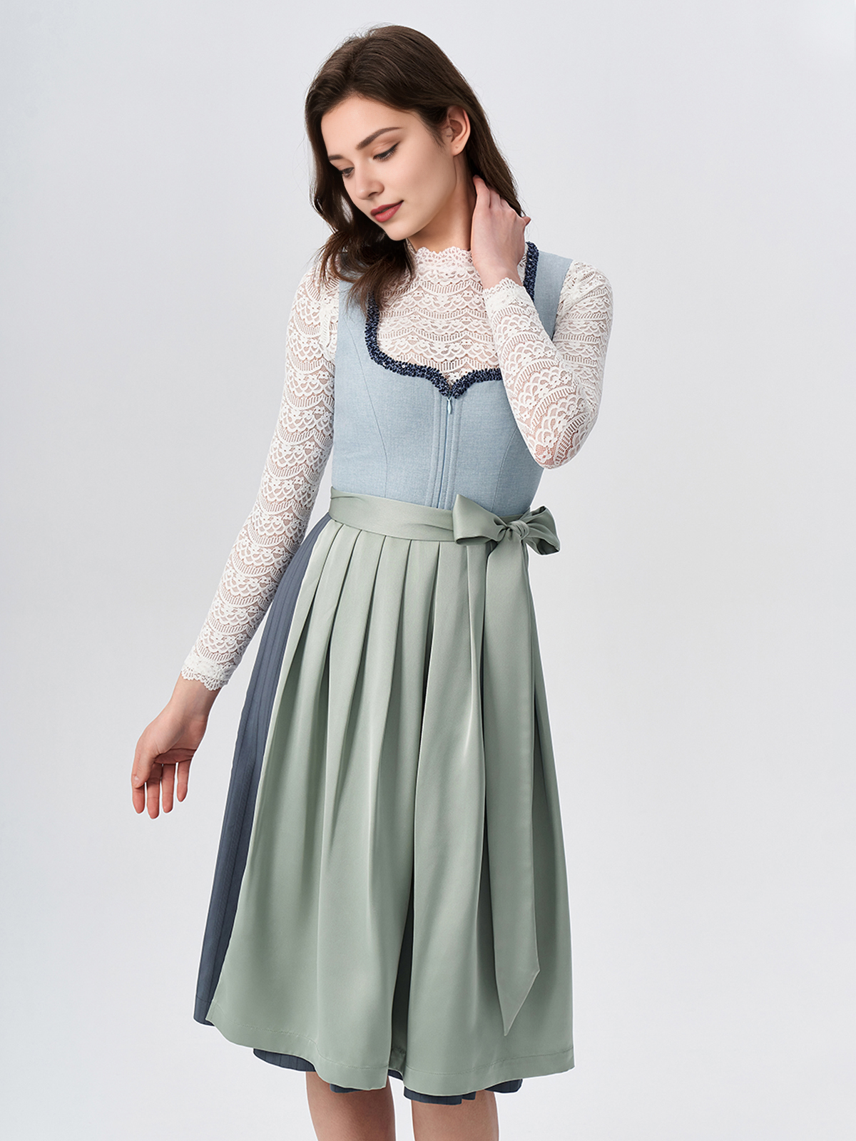 Dirndl mit blauem Ausschnitt