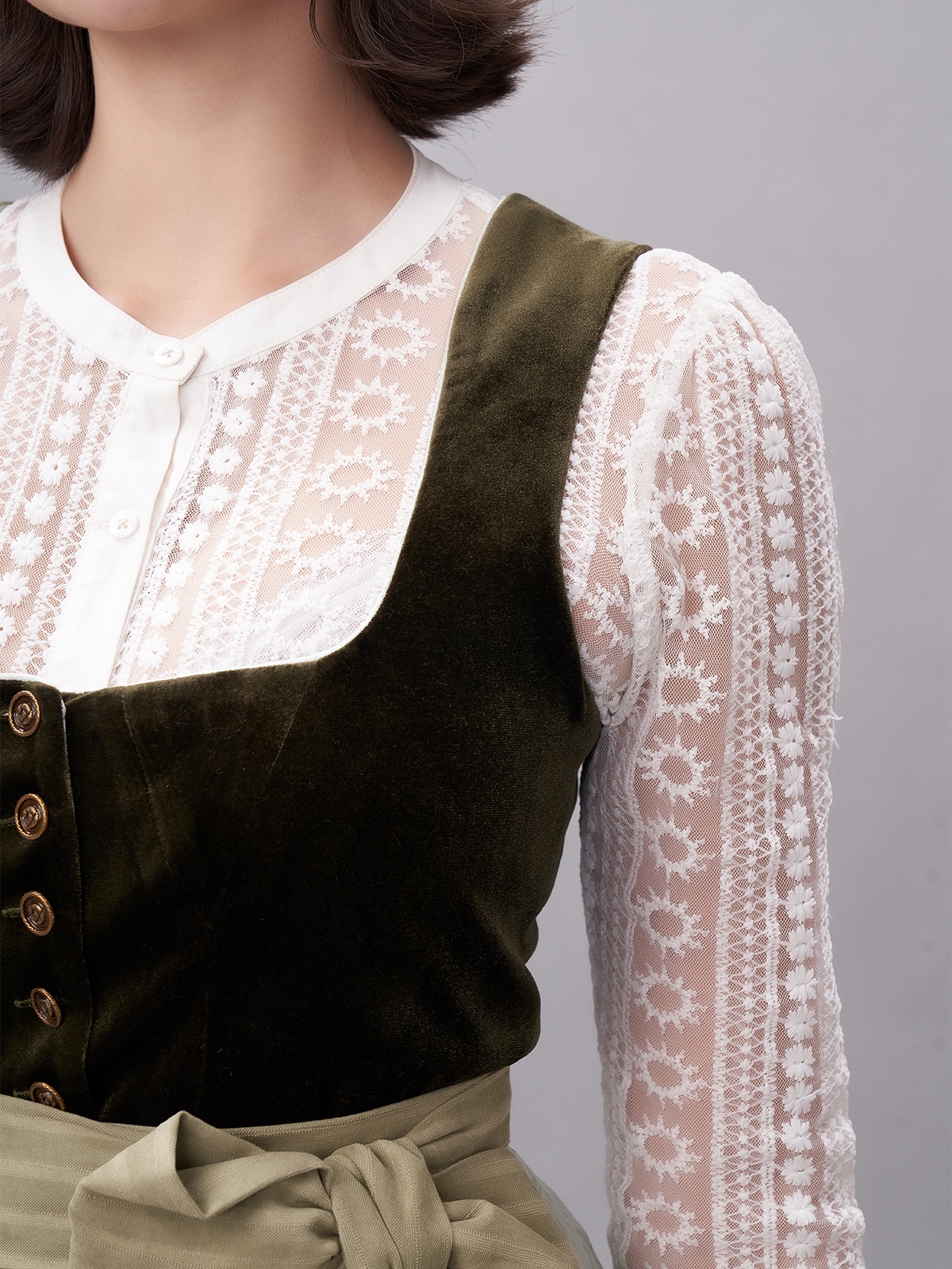 Ein grünes Dirndl mit traditionellem Schnitt und passender Bluse