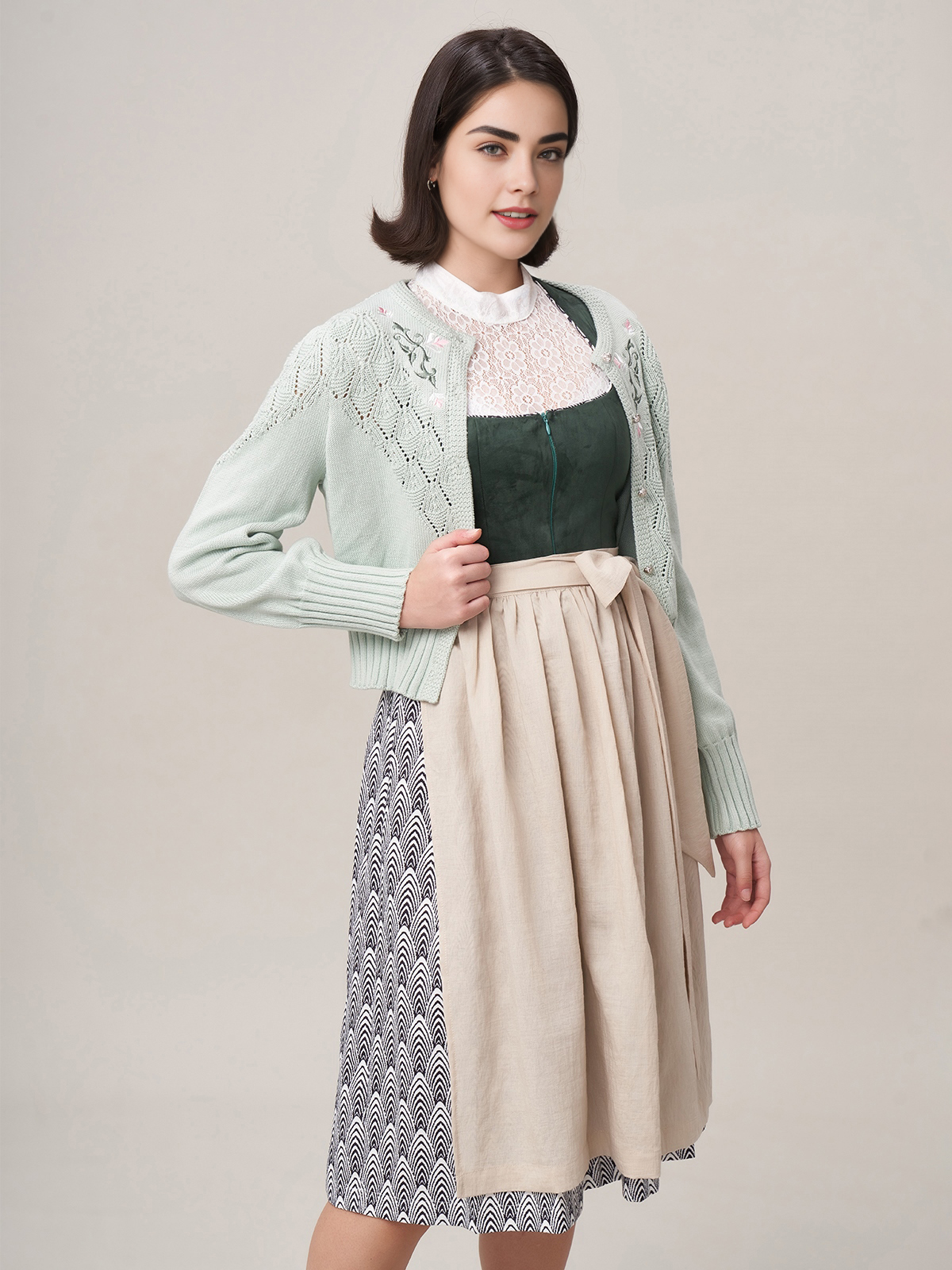 Modernes Dirndl mit eleganter Silhouette