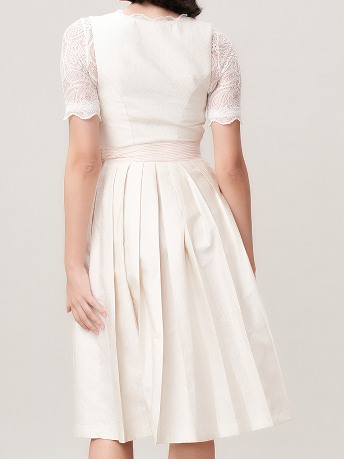 Grau Dirndl mit eleganter Schürze