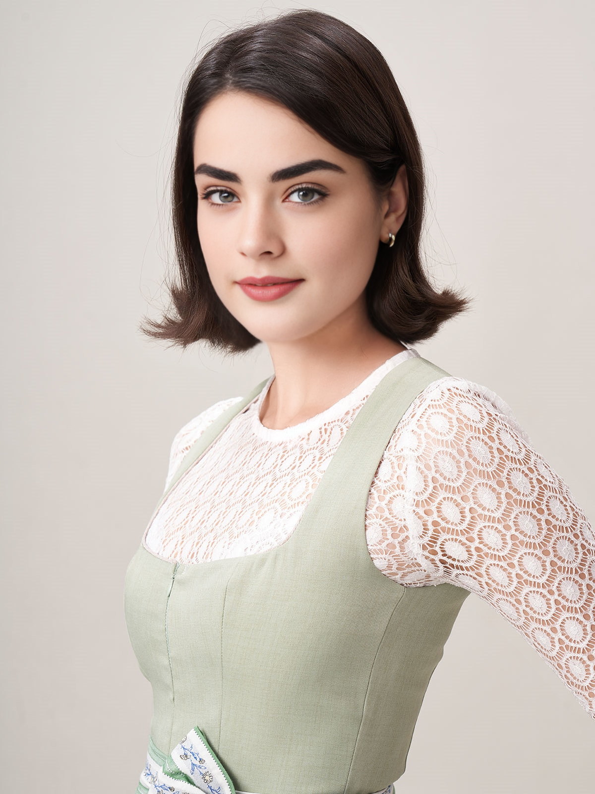 Flieder Dirndl mit grüner Schürze