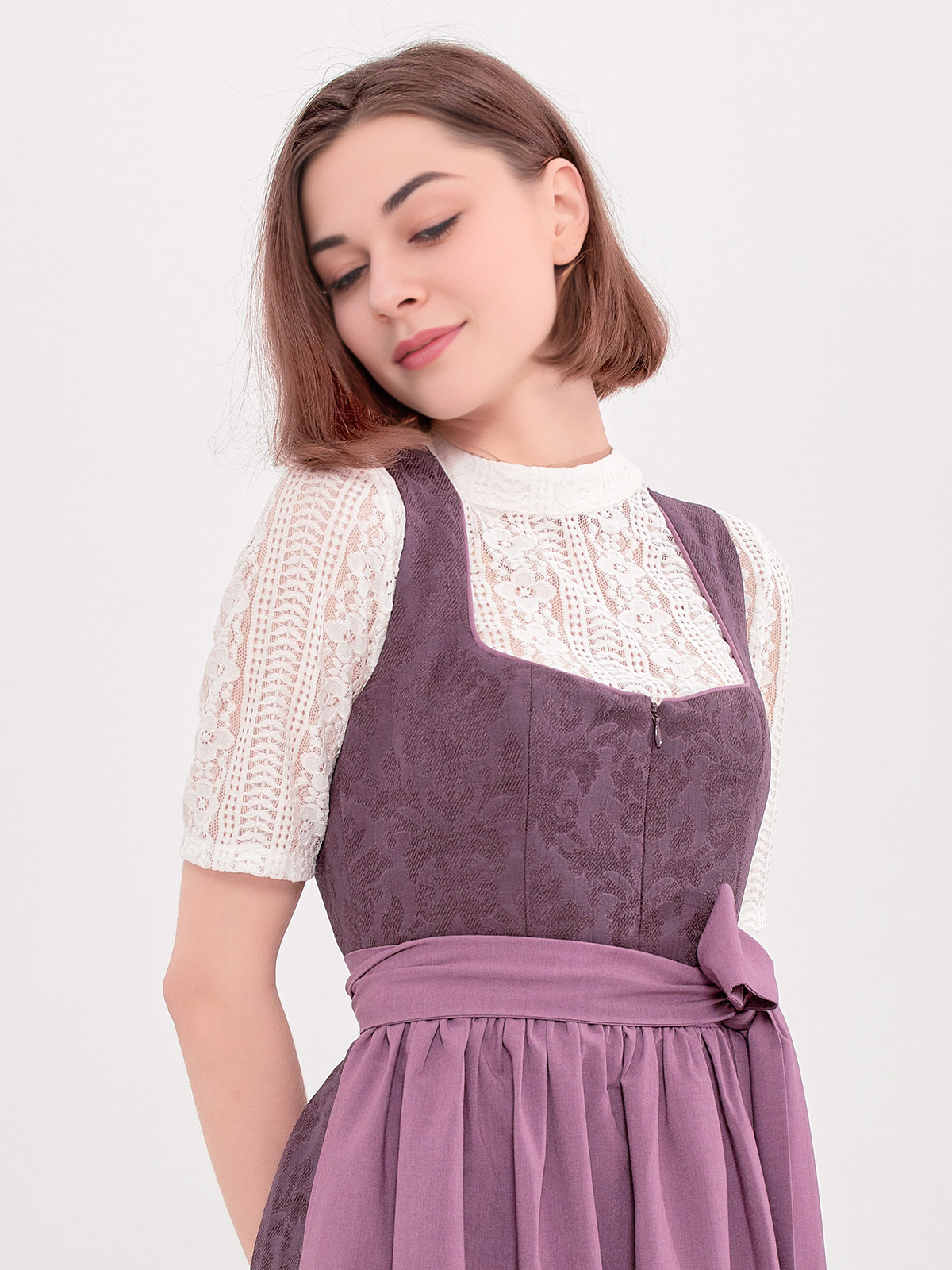 Modernes Dirndl in Lila mit Langarmbluse