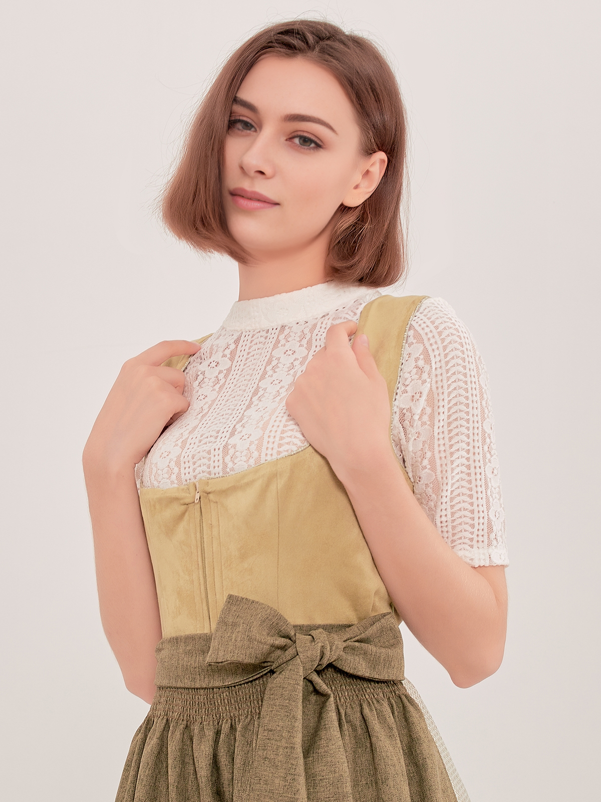 Dirndl in Grün mit floralen Details