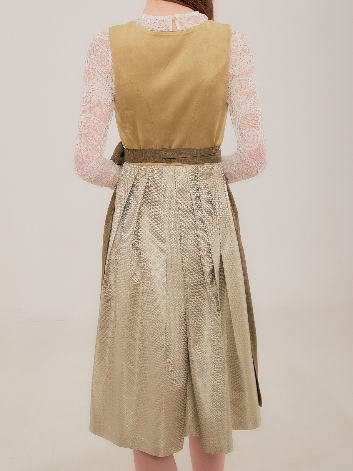 Elegantes grünes Dirndl mit floralen Details