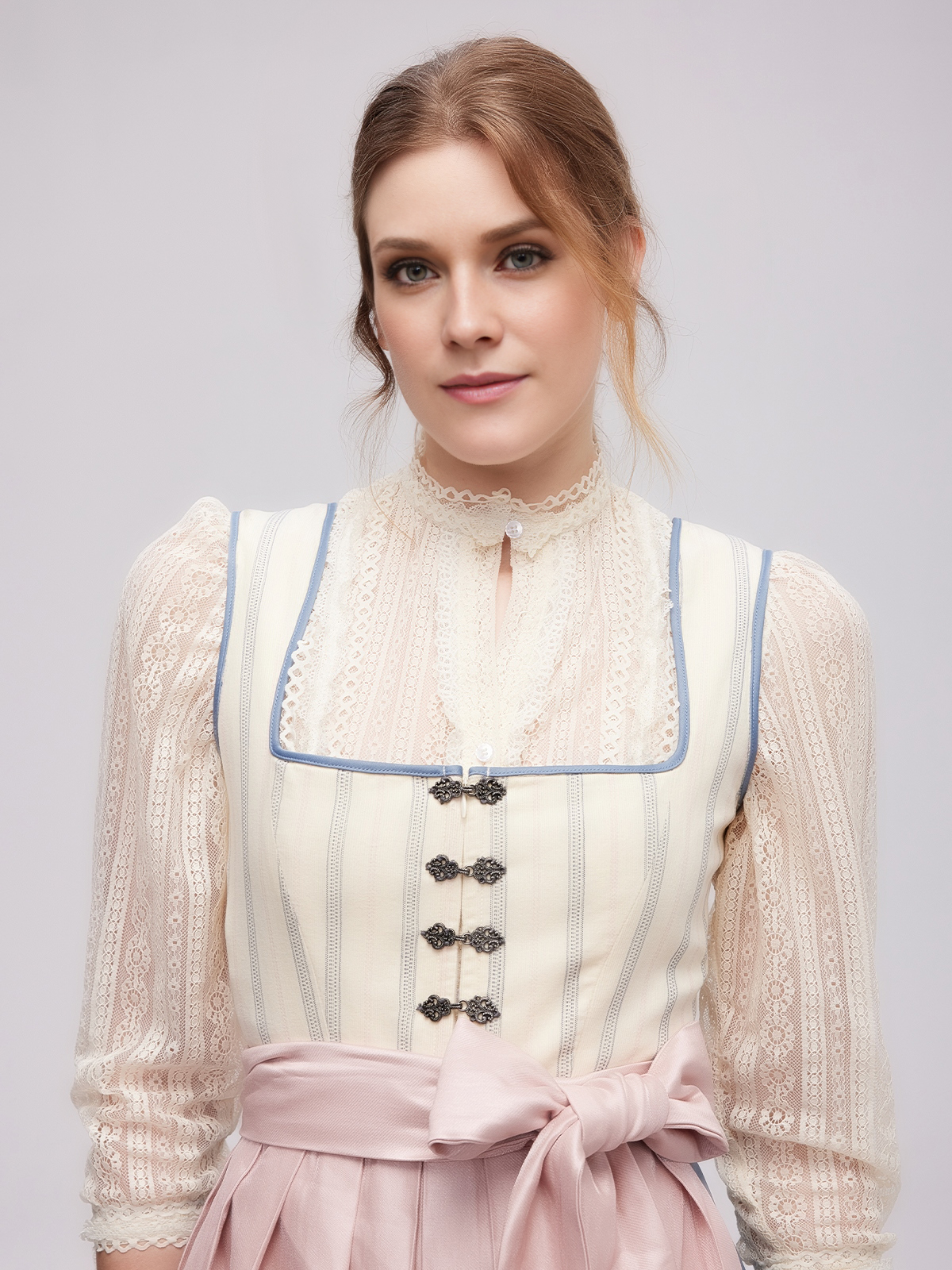 Traditionelles Dirndl in Beige