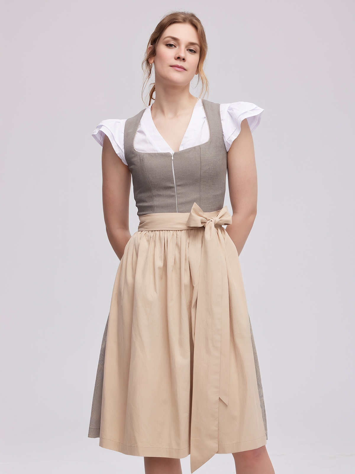 Graues Dirndl mit modernem Schnitt