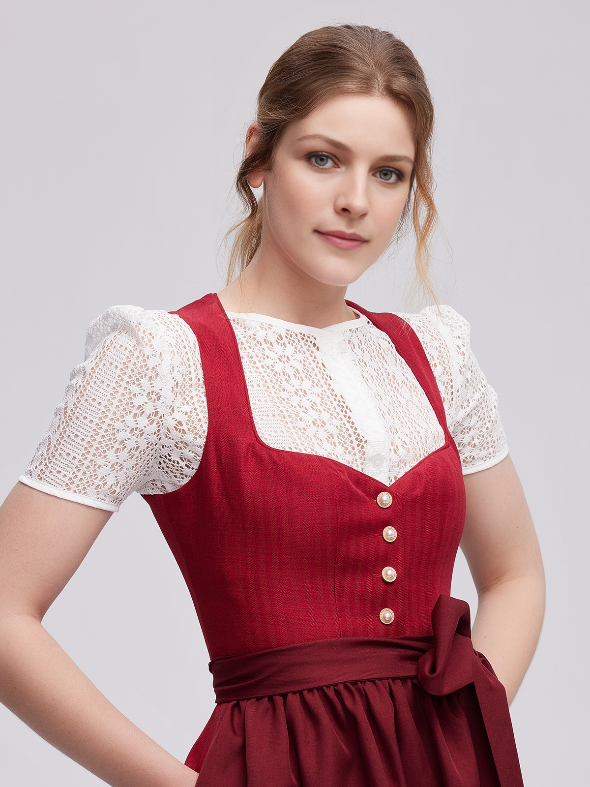 Dirndl in Rot mit traditionellem Schnitt