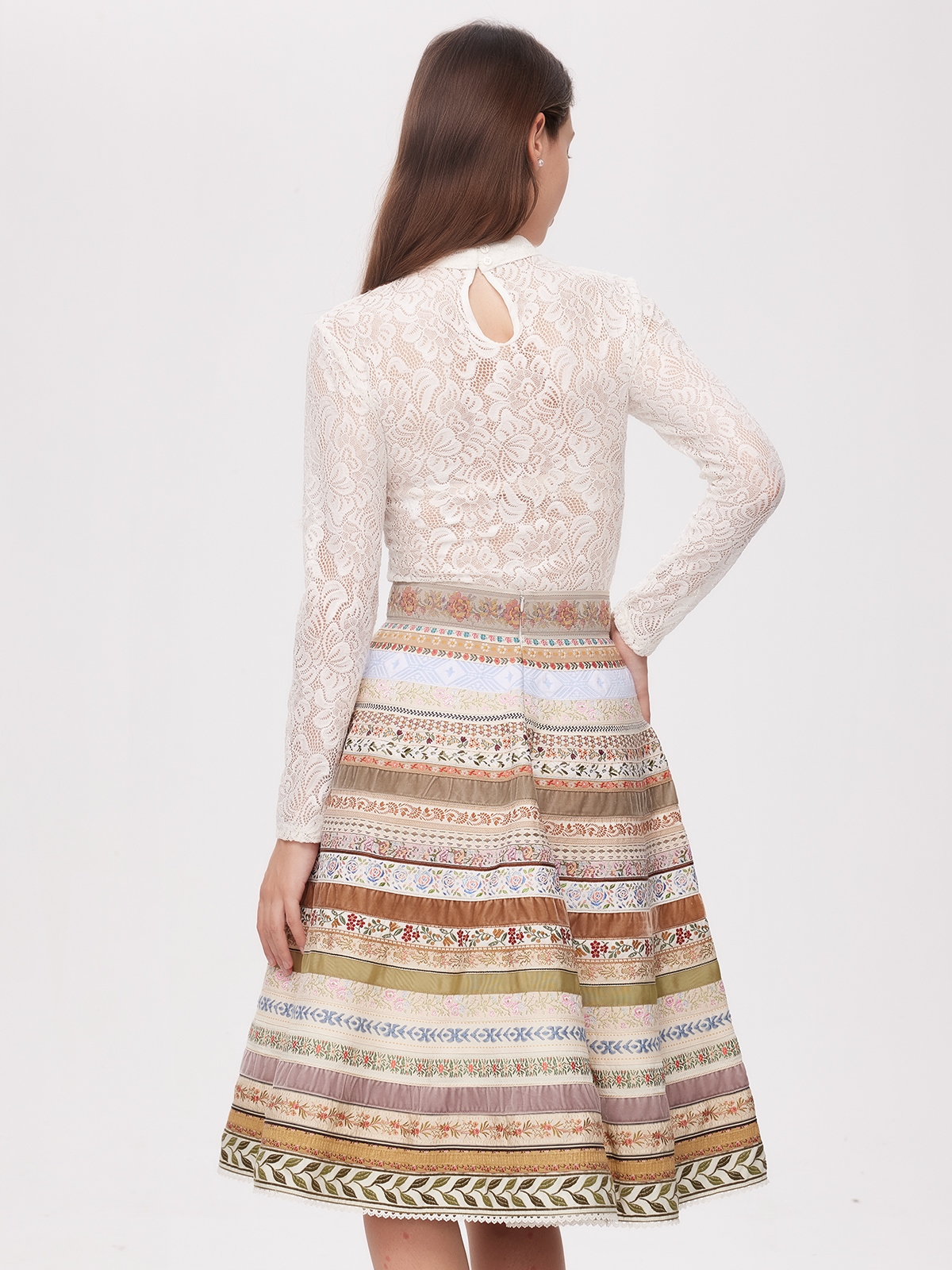 Modernes Dirndl in Beige mit femininem Schnitt