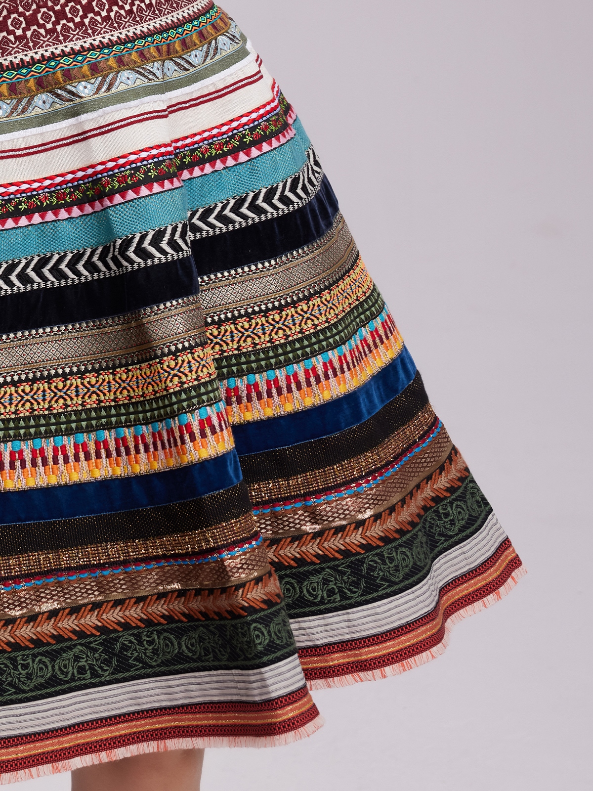 Orange Dirndlschürze in festlicher Atmosphäre